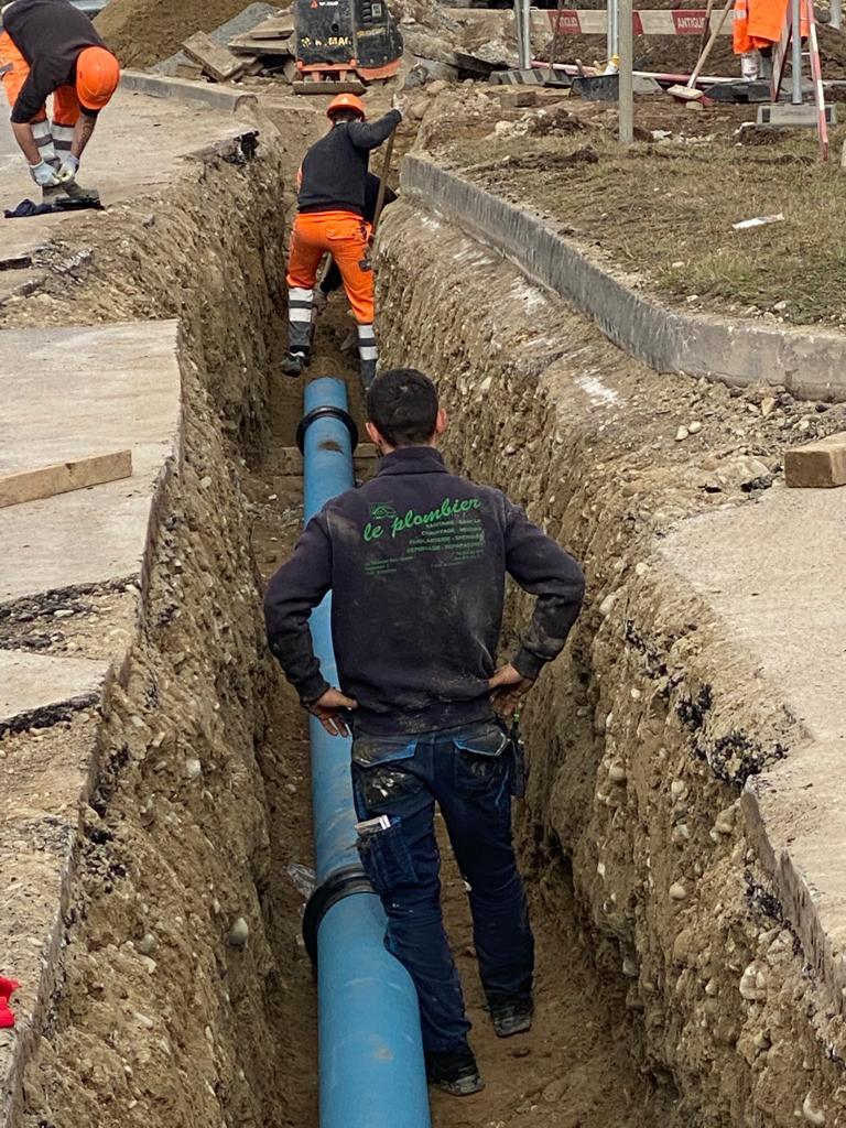 Baignoire élégante avec fenêtre de toit