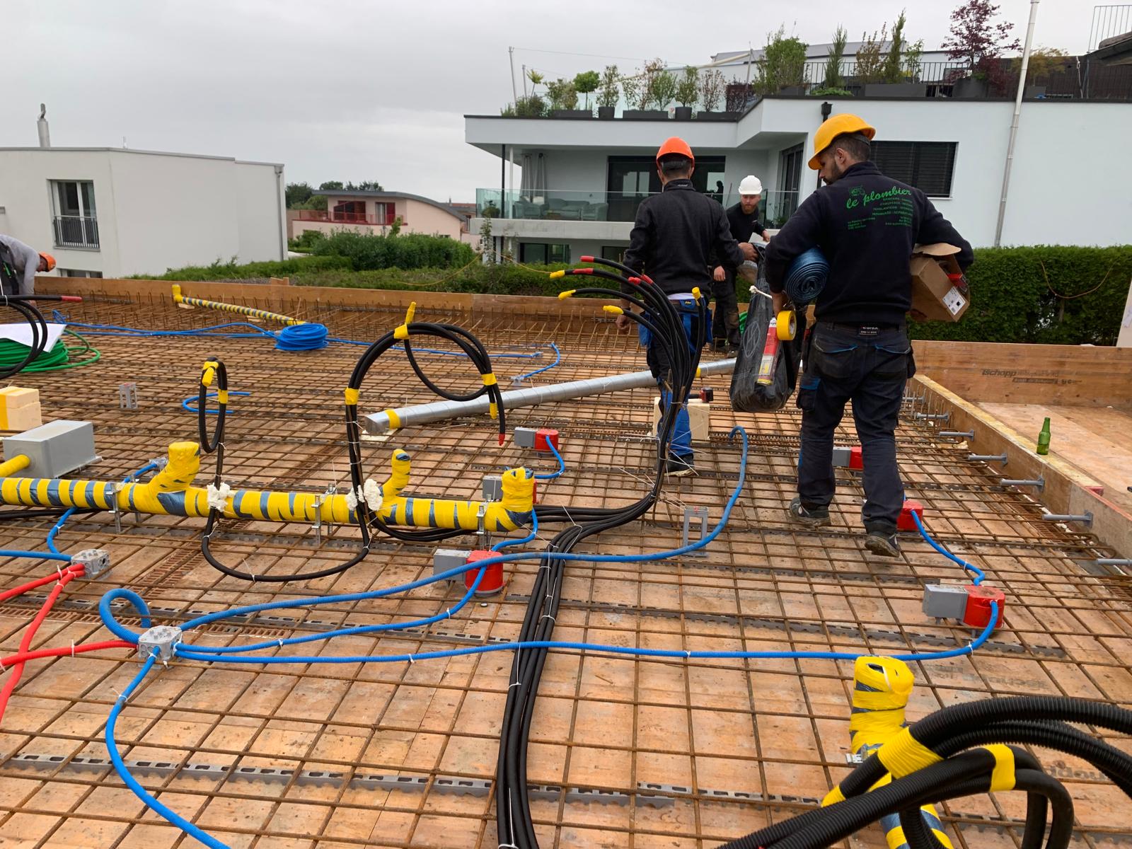 Pose de conduites dans une tranchée
