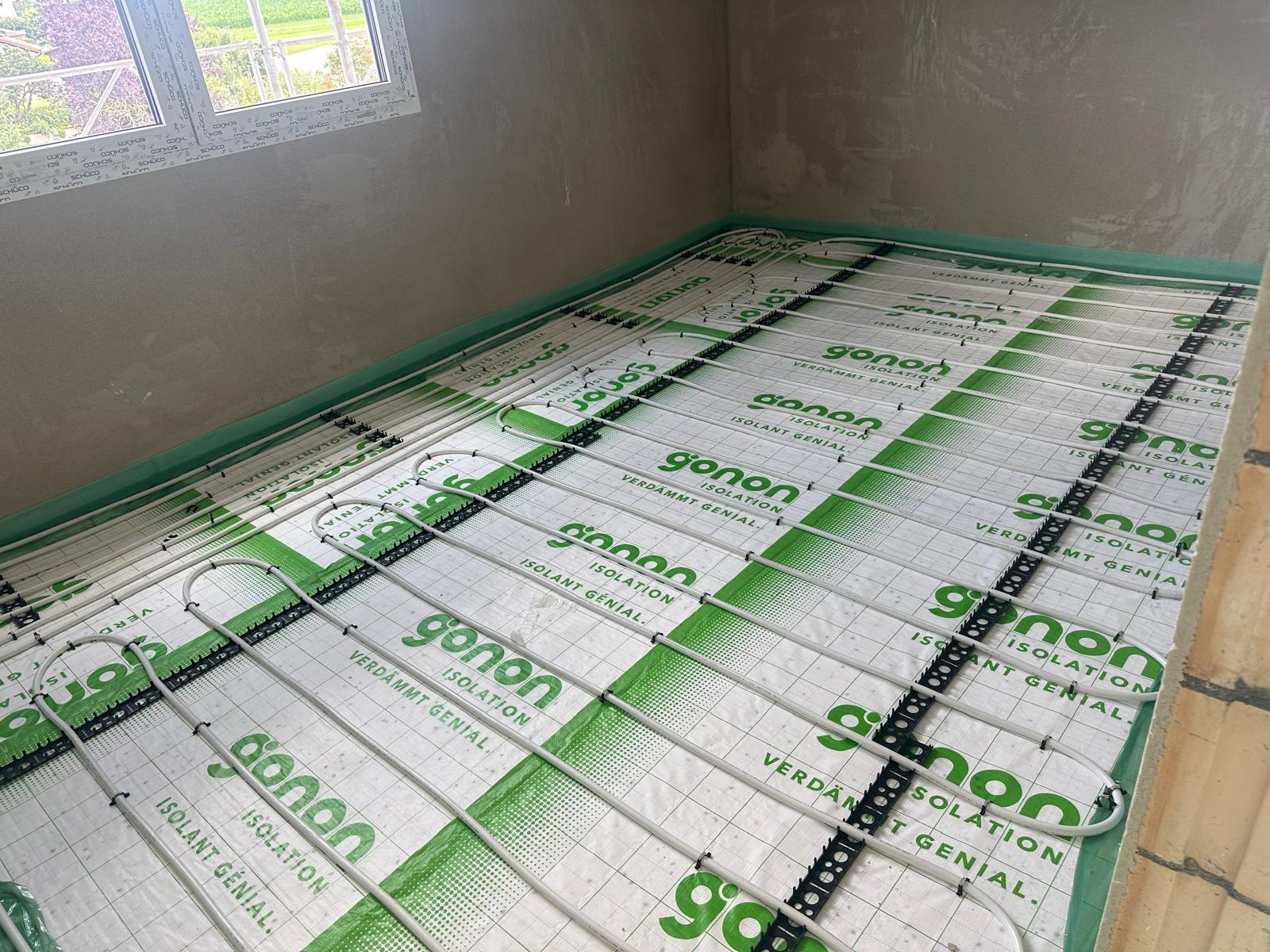 Grand ballon d'eau chaude dans la chaufferie